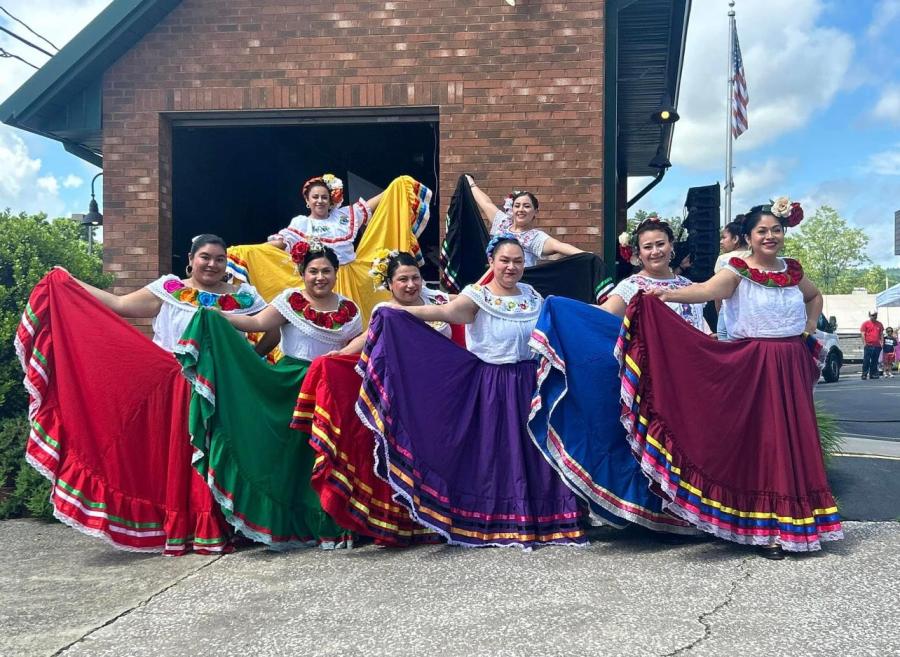 Traditional Hispanic dancers